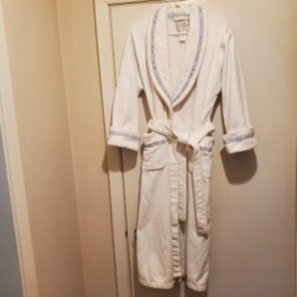 White Robe - Picture 1 of 2